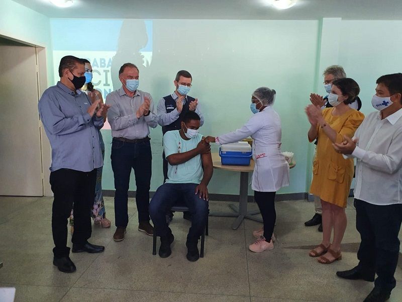 O agente comunitário de Saúde de Cariacica, Edson Coimbra, de 26 anos foi o primeiro a ser imunizado com a vacina de Oxford/AstraZeneca (Foto: Helio Filho /Secom)
