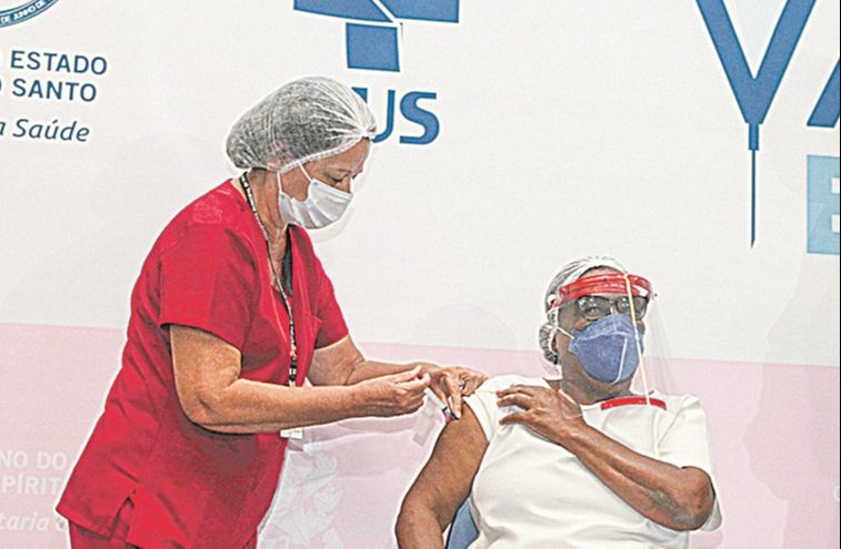 A técnica de enfermagem Elizelia Bicalho, de 68 anos, foi a sexta pessoa a ser vacinada no Estado. (Foto: Beto Morais/AT)