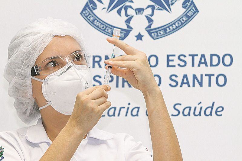 A vacinadora Gabriela Fonseca, de 26 anos, aplicou a primeira vacina conta a Covid no Estado. (Foto: Beto Morais/AT)