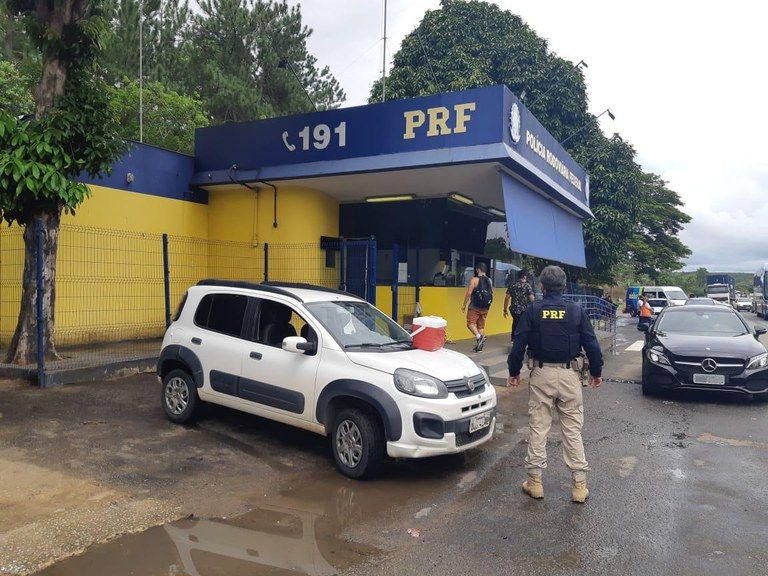 Carro recuperado pela PRF na Serra havia sido roubado da prefeitura de Conselheiro Pena, em MG (Foto: Divulgação/PRF)