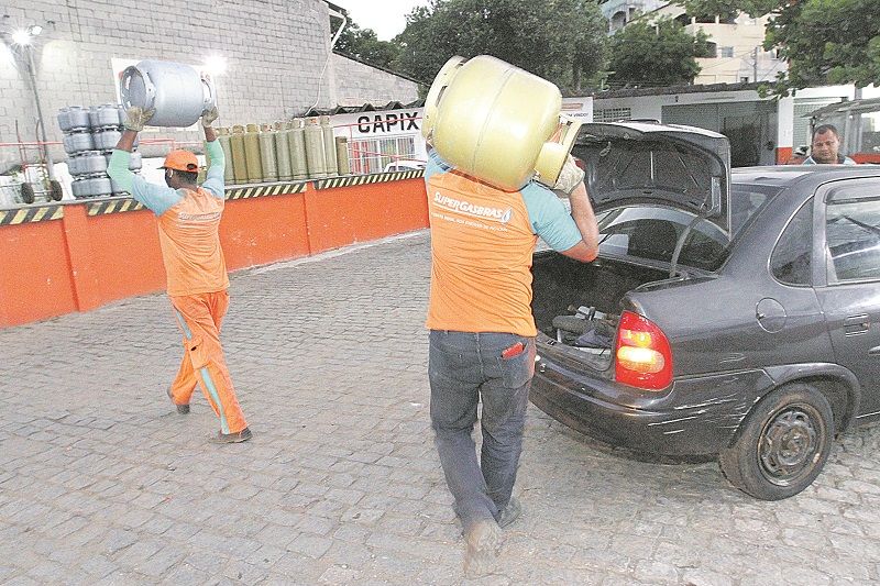 Venda de gás de cozinha: dados da Agência Nacional do Petróleo apontam que menor preço está em Cariacica (Foto: Leone Iglesias — 22/04/2020)