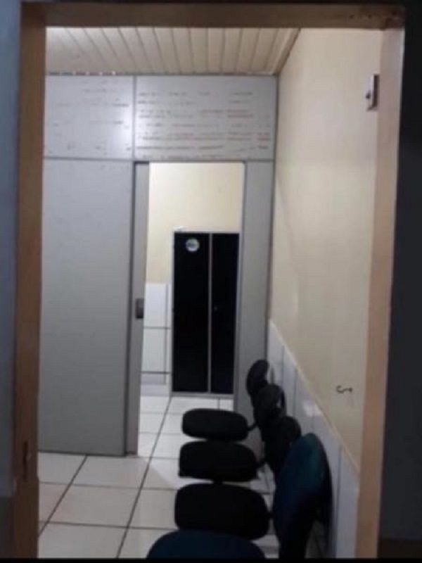 Porta foi retirada (Foto: Reprodução )