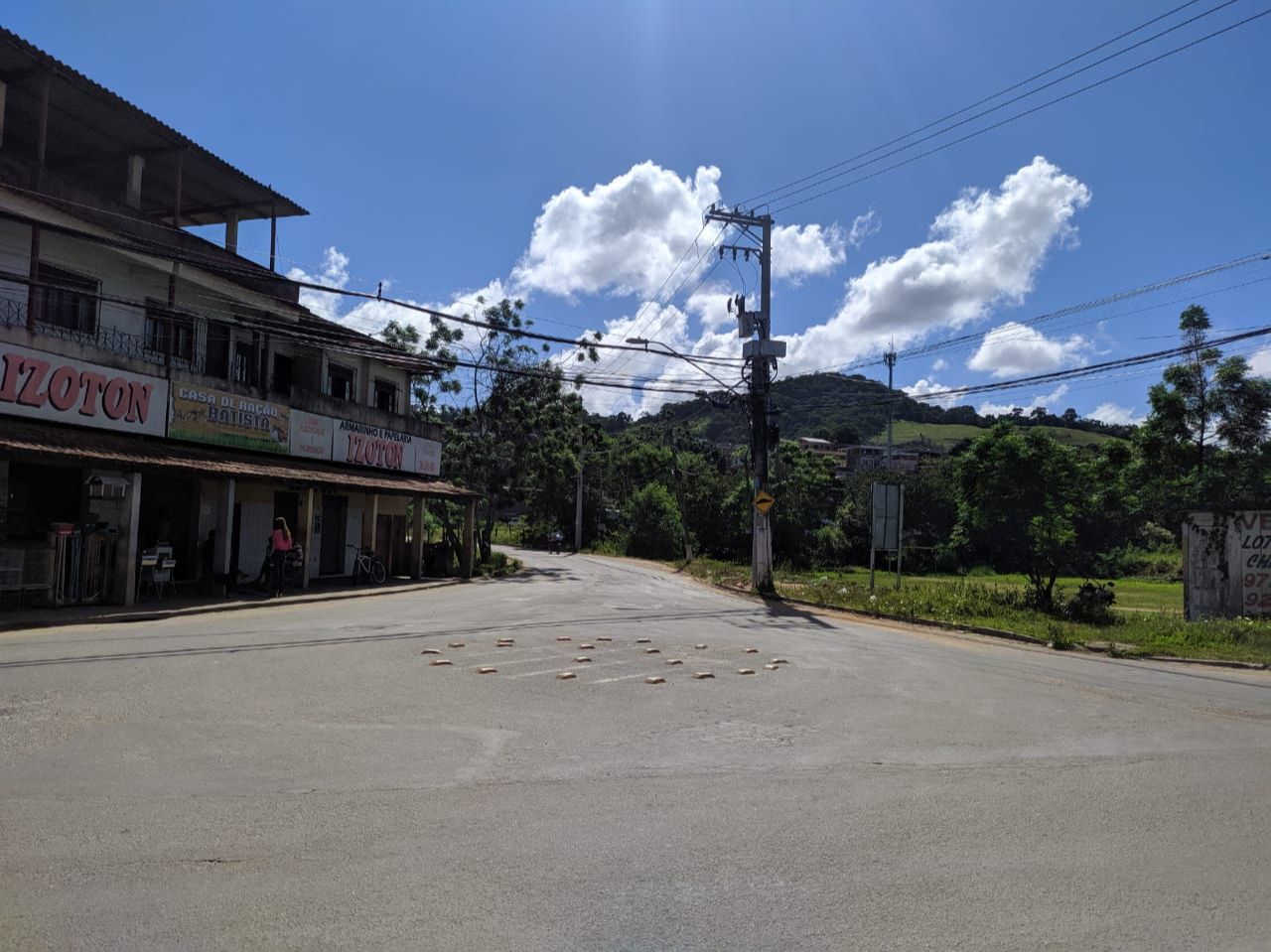 Trevo em operário, próximo à divisa com Viana (Foto: Júlia Afonso)