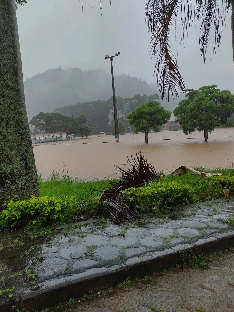 Imagem ilustrativa da imagem Rio transborda e deixa ruas alagadas no Sul do Estado