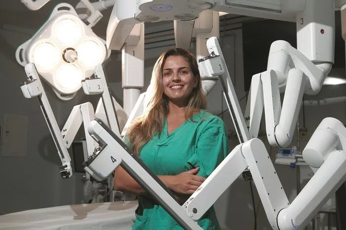 Imagem ilustrativa da imagem Ginecologista é a primeira mulher a comandar cirurgias com robôs no Estado