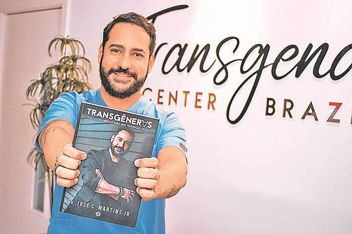 Imagem ilustrativa da imagem Cirurgião já ajudou 400 a  fazer transição de gênero