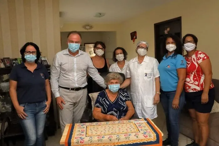 Imagem ilustrativa da imagem Aos 88 anos, mãe do governador é vacinada contra Covid