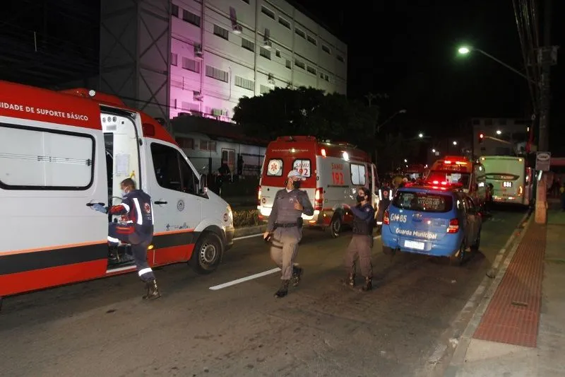 Imagem ilustrativa da imagem Seis pessoas ficam feridas em acidente entre carro e ônibus em Vitória