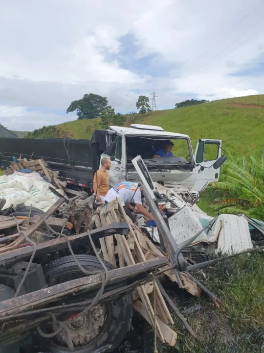 Imagem ilustrativa da imagem Acidente com caminhões deixa dois feridos e interdita a BR-101 em Ibiraçu