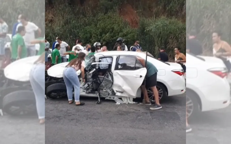 Imagem ilustrativa da imagem Carro capota após batida e interdita trecho da BR-101 na Serra