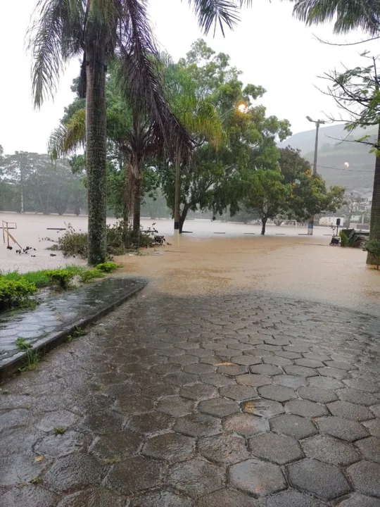 Imagem ilustrativa da imagem Rio transborda e deixa ruas alagadas no Sul do Estado