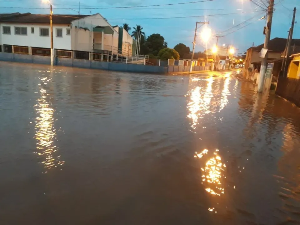 Imagem ilustrativa da imagem Rio Itabapoana sobe e interdita rodovia no Sul do Estado
