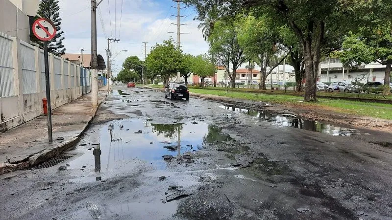Imagem ilustrativa da imagem Grupo coloca fogo em carro após motoboy ser atropelado em Vila Velha