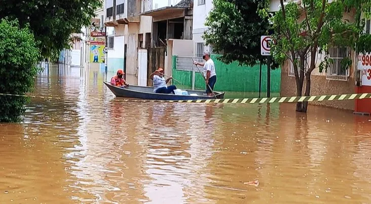 Imagem ilustrativa da imagem Rio transborda e deixa quase mil pessoas fora de casa em Bom Jesus do Norte