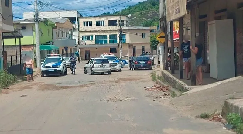 Imagem ilustrativa da imagem VÍDEO | Policial reage a assalto a farmácia e bandido é morto a tiro em Cariacica