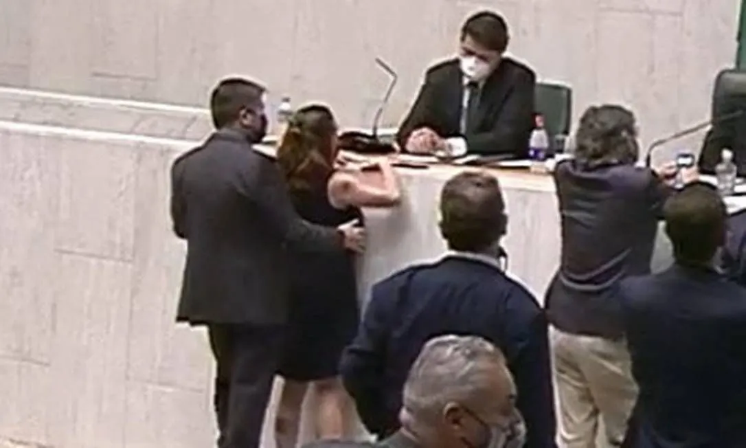 Imagem ilustrativa da imagem Conselho ameniza punição a deputado que apalpou seio de colega em São Paulo