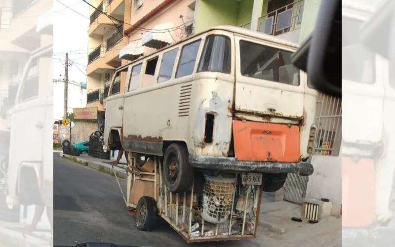 Imagem ilustrativa da imagem Kombi em cima de carrinho de recicláveis chama a atenção em Vila Velha