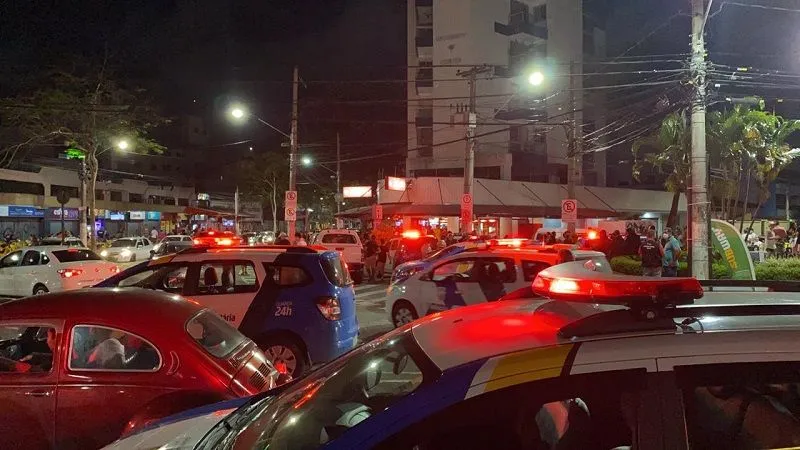 Imagem ilustrativa da imagem Polícia dispersa aglomeração e impede realização de festa clandestina na Rua da Lama