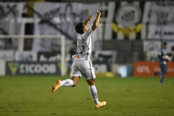 Imagem ilustrativa da imagem Santos volta a vencer no Campeonato Brasileiro e rebaixa o Coritiba