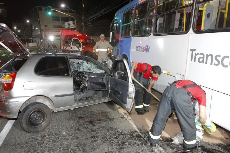 Imagem ilustrativa da imagem Seis pessoas ficam feridas em acidente entre carro e ônibus em Vitória