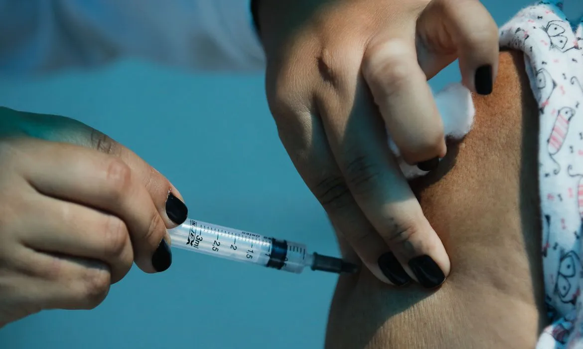 Imagem ilustrativa da imagem Vacina adaptada a variantes pode levar até 9 meses, diz AstraZeneca