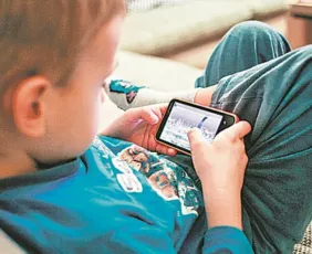 Imagem ilustrativa da imagem Uso excessivo de celular causa artrose em crianças