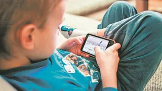 Imagem ilustrativa da imagem Uso excessivo de celular causa artrose em crianças