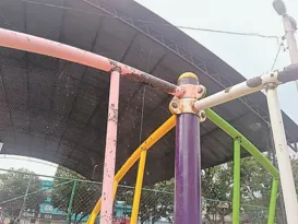 Imagem ilustrativa da imagem Brinquedos enferrujados em praça