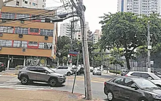 Imagem ilustrativa da imagem Poste está torto e ameaça cair em praça