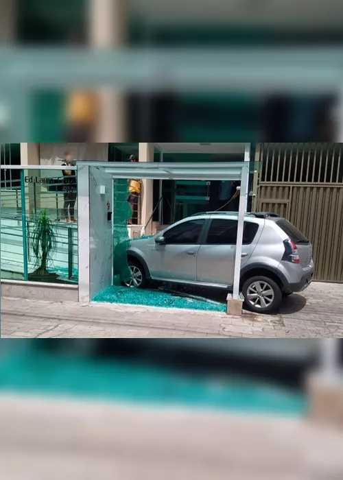 Imagem ilustrativa da imagem Motorista erra a marcha e carro invade portaria de prédio em Vitória