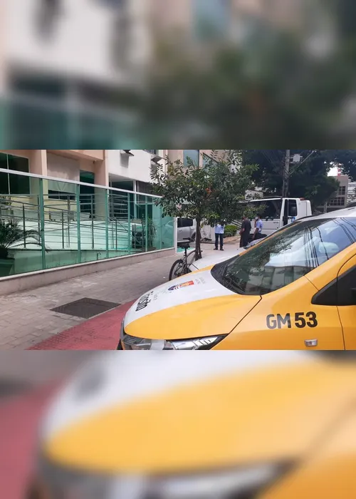 Imagem ilustrativa da imagem Motorista erra a marcha e carro invade portaria de prédio em Vitória
