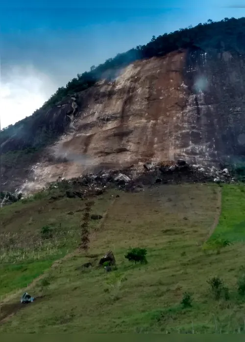 Imagem ilustrativa da imagem VÍDEO | Pedras se soltam de montanha e levam medo a moradores no Norte do Estado