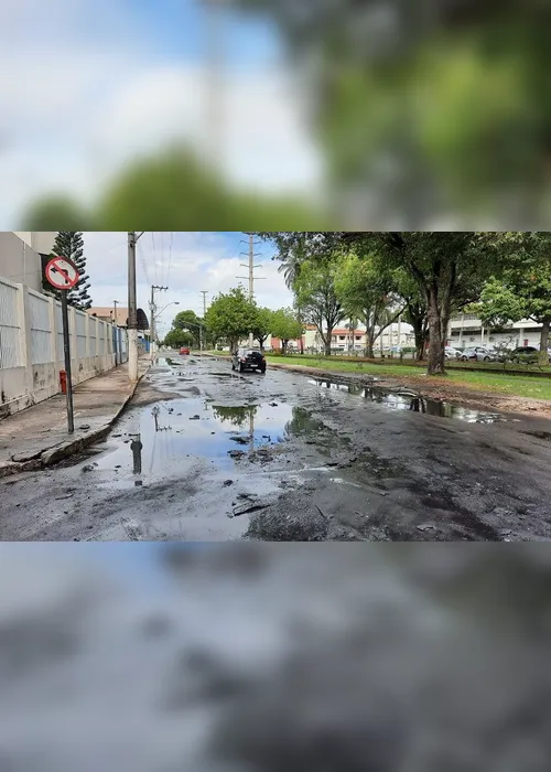 Imagem ilustrativa da imagem Grupo coloca fogo em carro após motoboy ser atropelado em Vila Velha