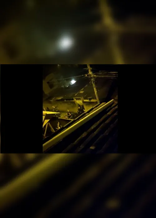 Imagem ilustrativa da imagem Policiais acabam com festa clandestina e são agredidos com garrafadas e pedradas em Cariacica