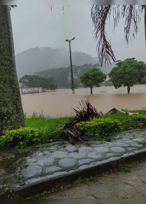
          Imagem ilustrativa da imagem Rio transborda e deixa ruas alagadas no Sul do Estado
          