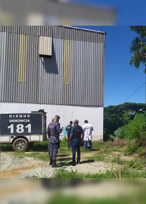 Imagem ilustrativa da imagem Homem é morto e enrolado em cobertor