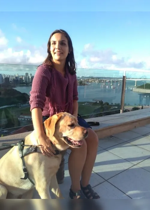 Imagem ilustrativa da imagem Deficiente visual é barrada de entrar em carro de aplicativo com cão-guia