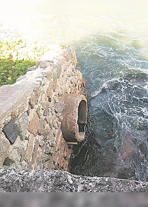 
          Imagem ilustrativa da imagem Sem proteção, carro cai em rio
          