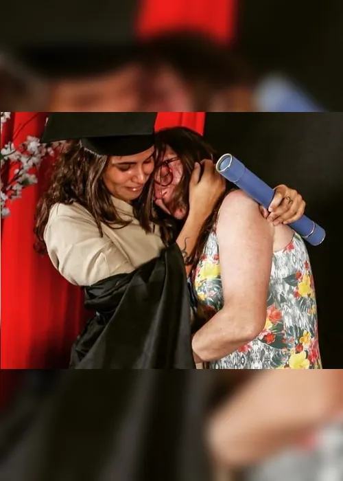 Imagem ilustrativa da imagem Jovem veste uniforme de faxineira na formatura em homenagem à mãe