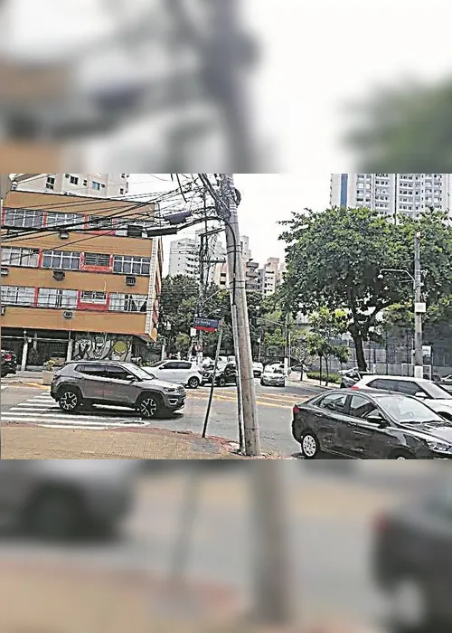 
          Imagem ilustrativa da imagem Poste está torto e ameaça cair em praça
          