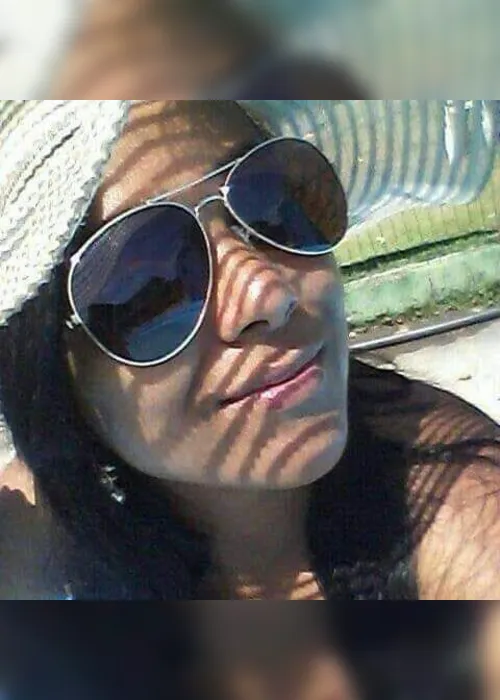 Imagem ilustrativa da imagem Mulher é encontrada morta no banheiro de casa pela filha de 9 anos e marido é o suspeito