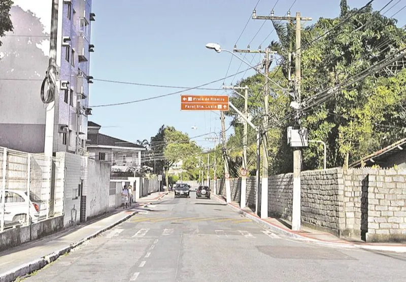 Ruas que dão acesso às praias do Ribeiro e Secreta, em Vila Velha, ficam congestionadas nos finais de semana