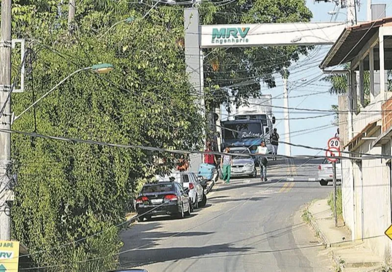 Rua dos Apóstolos, em Tucum, Cariacica, onde não há ponto de ônibus.