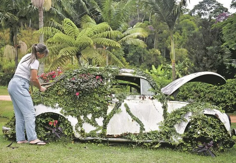 A iniciativa de transformar um carro  em objeto de decoração  foi da empresária  Arciléva Bermudes (destaque)