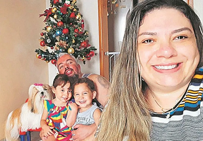 A enfermeira Cinthia de Souza Guerra, o fisioterapeuta Alysson Almeida Lorentz, os filhos e a Luna