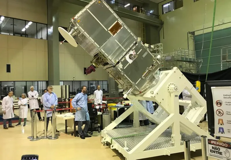 O satélite 100% brasileiro ainda no Instituto Nacional de Pesquisas Espaciais (Inpe), antes de embarcar para a Índia