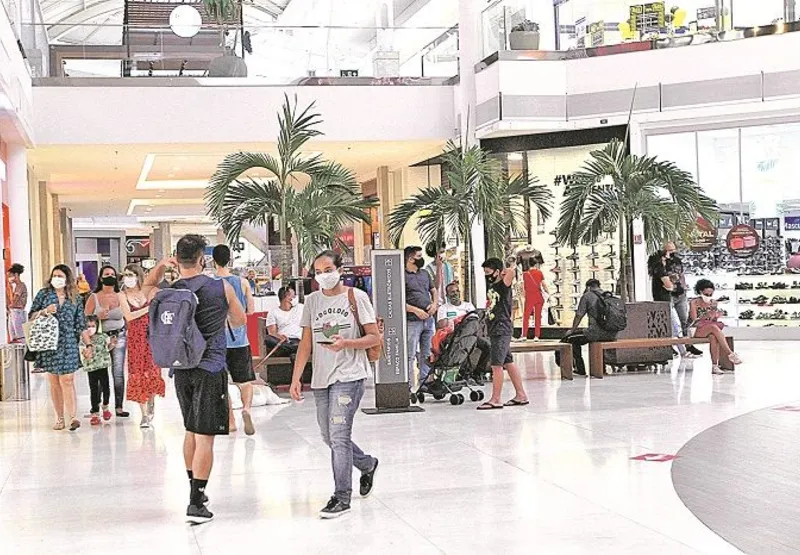 Movimento em shopping: lojas vão atender clientes em horário normal