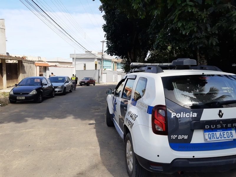A polícia foi até a casa do ex-subsecretário que morreu eletrocutado em Guarapari (Foto: Roberta Bourguignon)