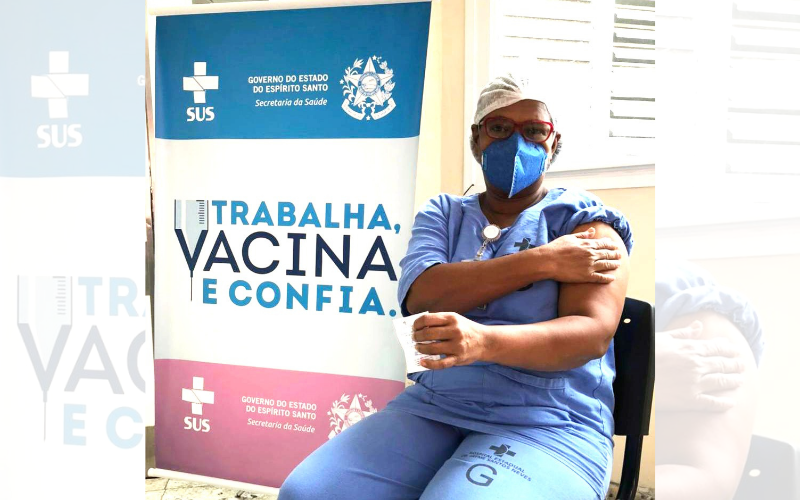A técnica em enfermagem Iolanda Brito recebeu a segunda dose da vacina contra o coronavírus nesta quinta-feira, 18 de fevereiro (Foto: Divulgação/Sesa)