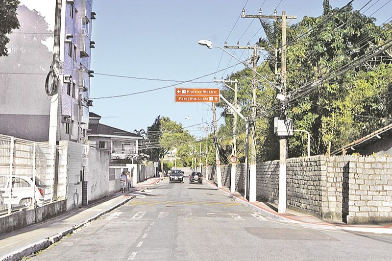 Ruas que dão acesso às praias do Ribeiro e Secreta, em Vila Velha, ficam congestionadas nos finais de semana (Foto: Fábio Nunes/AT)